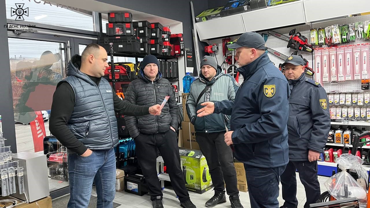 На зображенні може бути: 5 людей та люди стоять