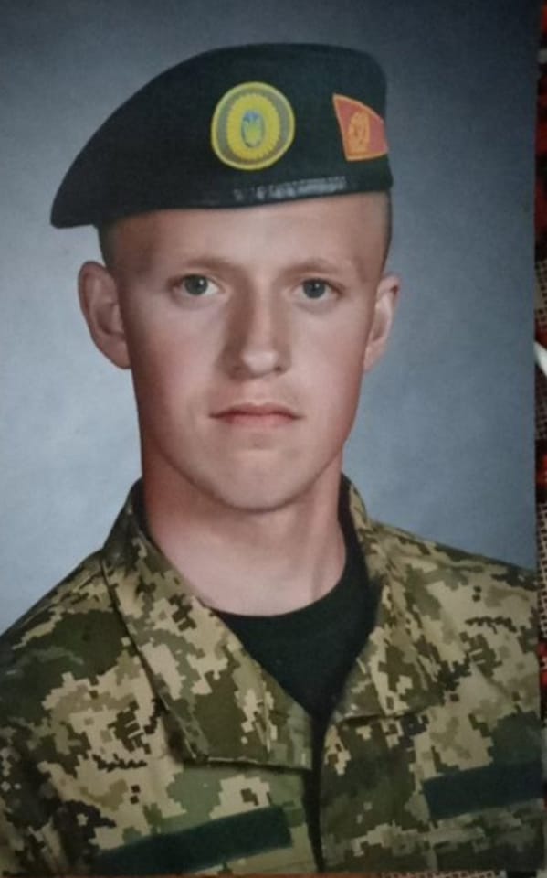 Новини Тернополя - фото з Кременеччина у скорботі: на щиті повертається додому захисник Руслан Дячук На зображенні може бути: 1 особа та військова форма