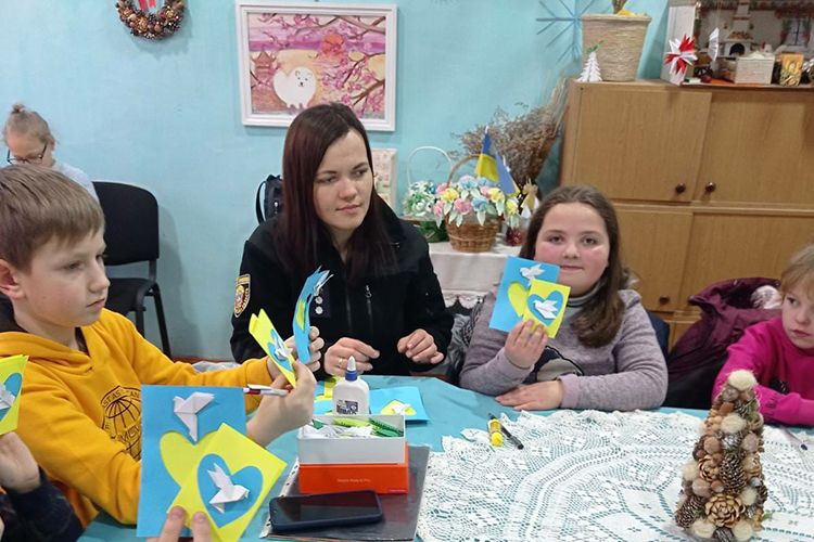 Новини Тернополя - фото з Діти з Козови виготовили листівки для зихисників України