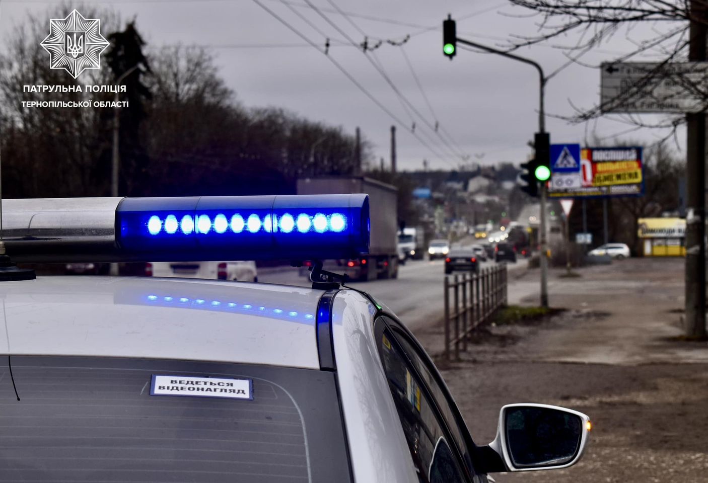 На зображенні може бути: автомобіль та дорога