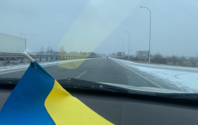 поліцейські закликають водіїв до обережного кермування по зимових дорогах