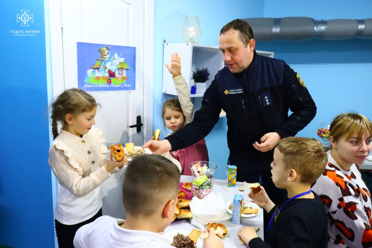 Новини Житомира - фото з У Житомирському ліцеї передали спецобладнання для піротехніків та відкрили кафе “У Патрона”