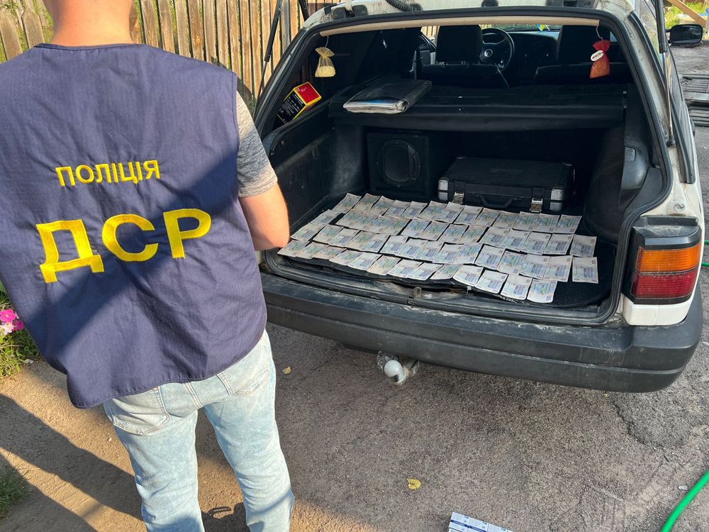 Новини Житомира - фото з Коростенець організував незаконний бізнес з продажу підакцизних товарів: алкогольний фальсифікат продавали тоннами
