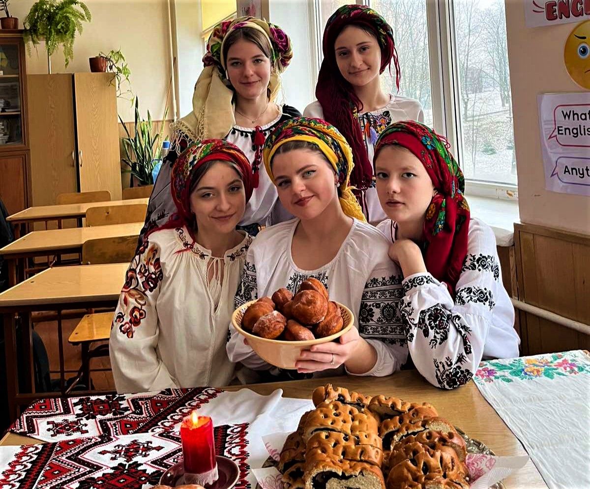 Новини Тернополя - фото з Як правильно зав'язувати хустку — навчать фахівці Тернопільського краєзнавчому музею