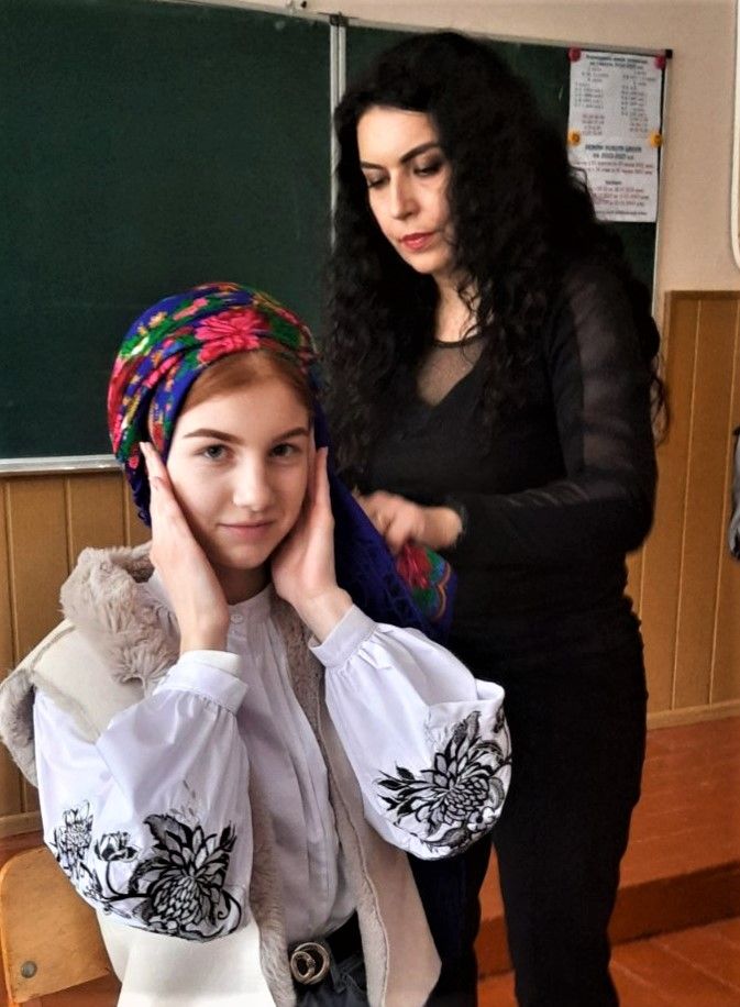 Новини Тернополя - фото з Як правильно зав'язувати хустку — навчать фахівці Тернопільського краєзнавчому музею