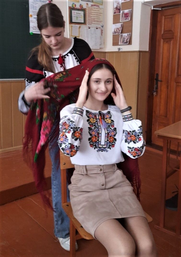 Новини Тернополя - фото з Як правильно зав'язувати хустку — навчать фахівці Тернопільського краєзнавчому музею