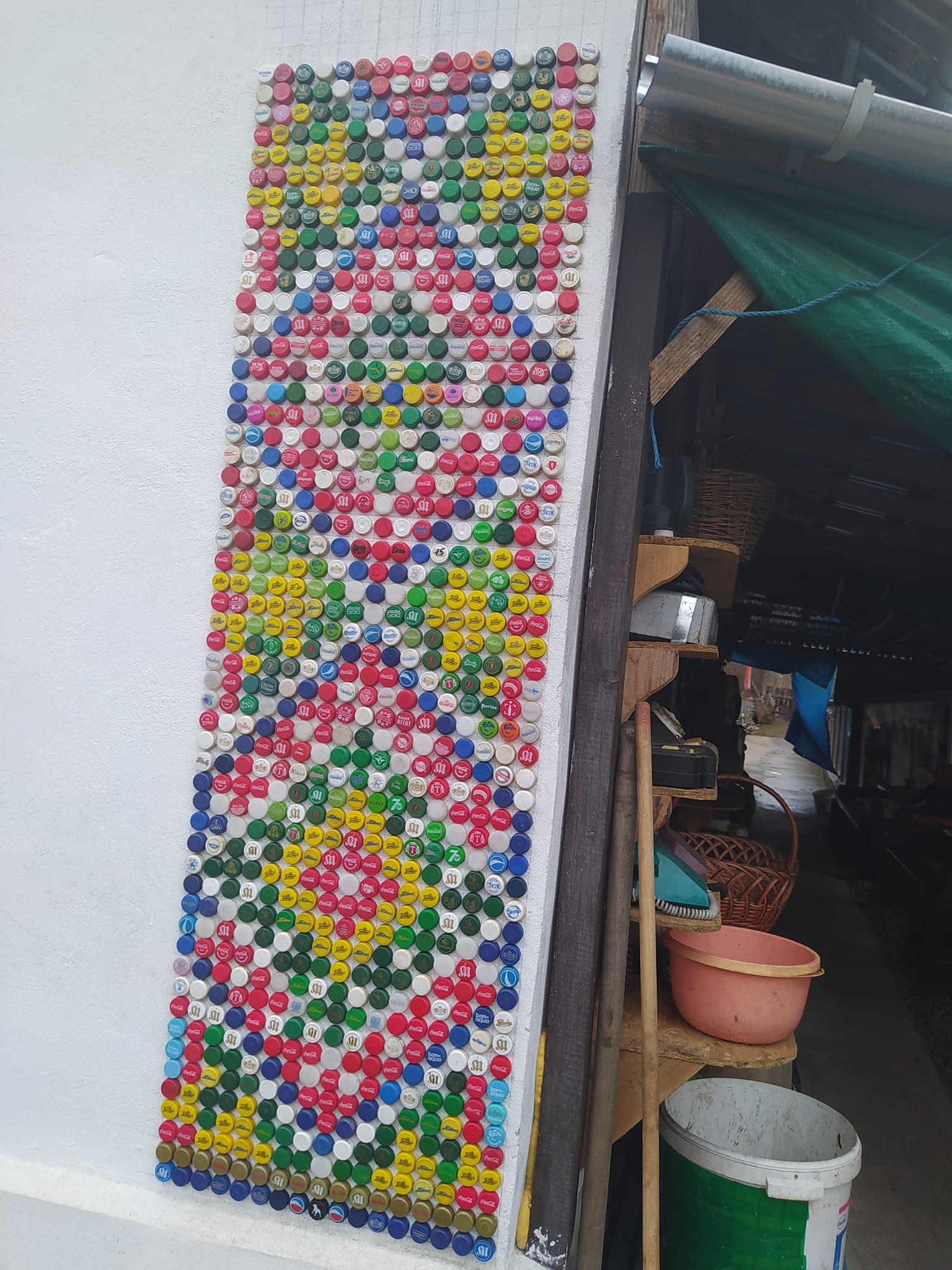 Новини Тернополя - фото з Знаний тернополянин Борис Гора прикрасив оселю вишиванкою з пластикових корків (ФОТО)