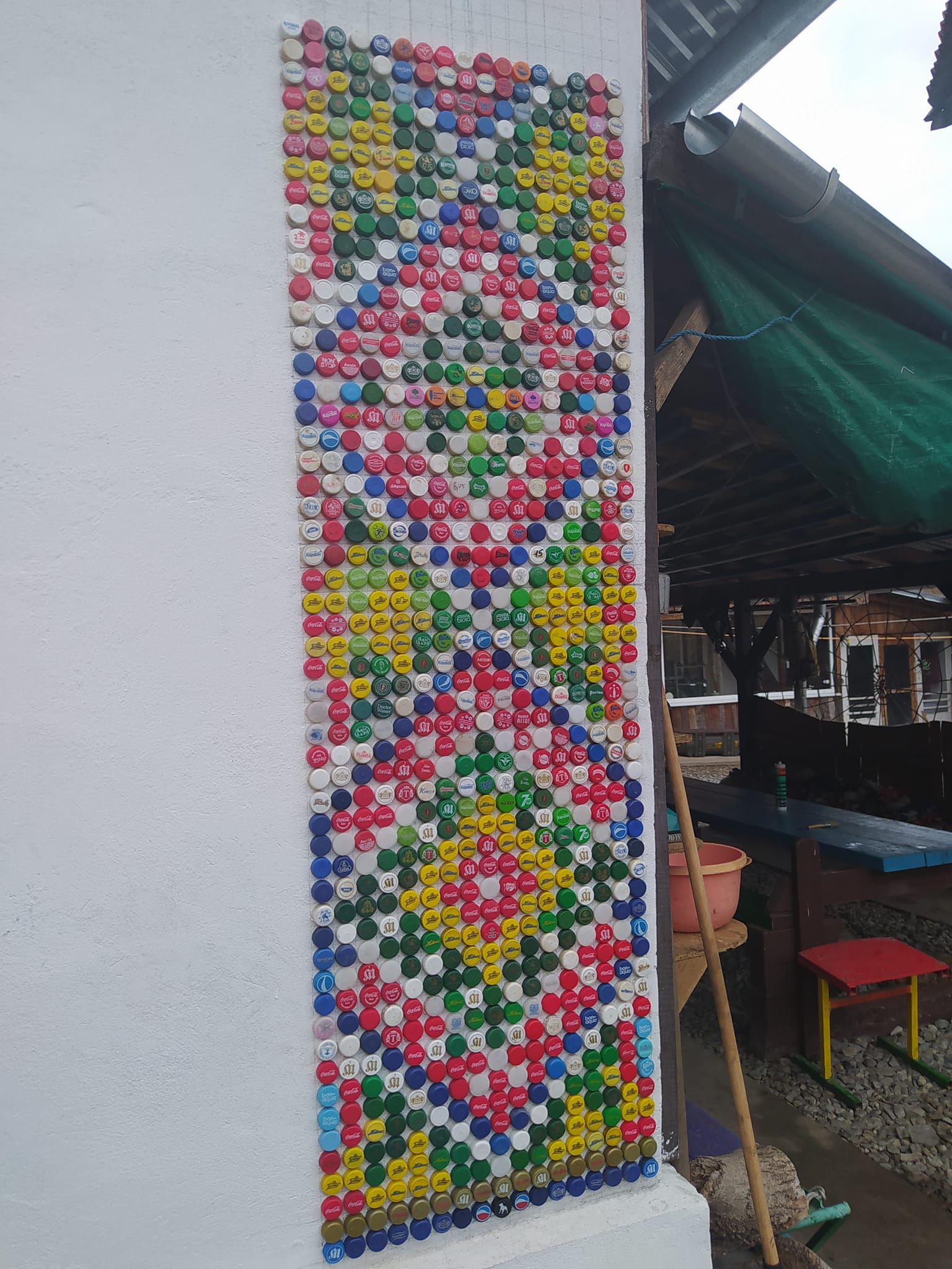 Новини Тернополя - фото з Знаний тернополянин Борис Гора прикрасив оселю вишиванкою з пластикових корків (ФОТО)