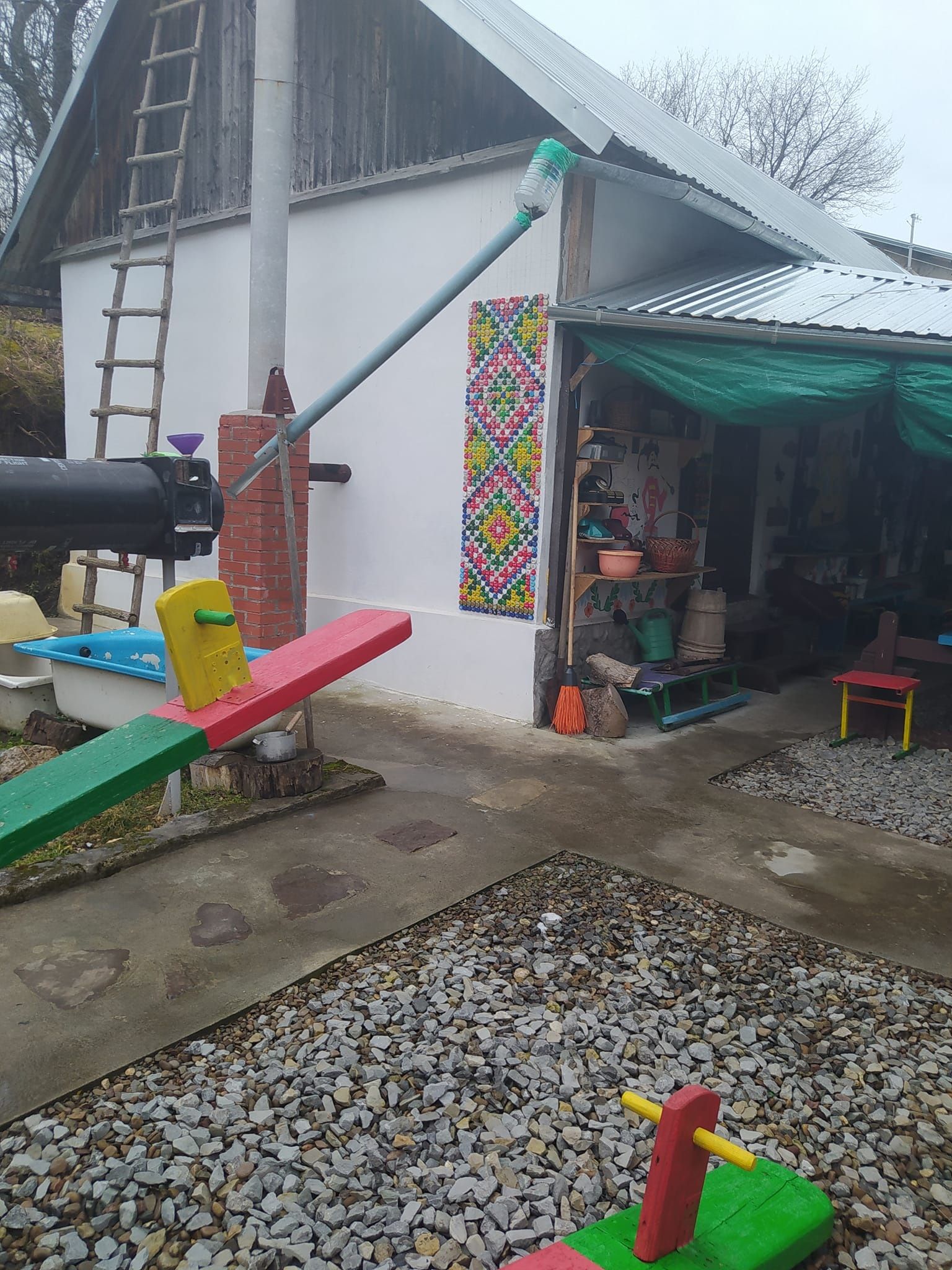 Новини Тернополя - фото з Знаний тернополянин Борис Гора прикрасив оселю вишиванкою з пластикових корків (ФОТО)