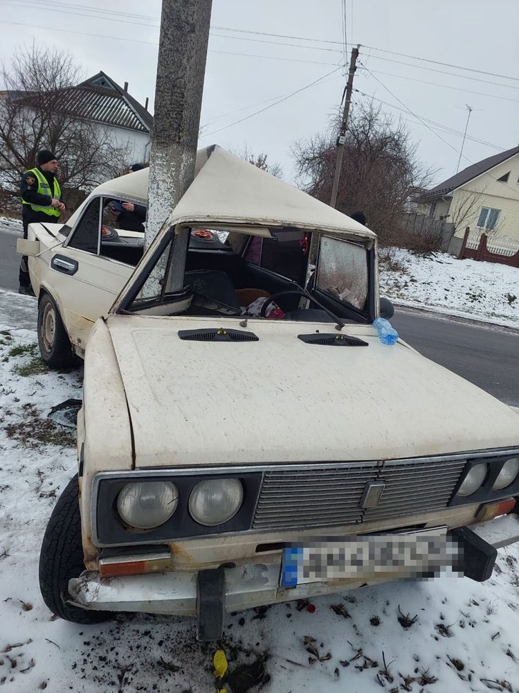 Новини Житомира - фото з На Попільнянщині ВАЗ зіткнувся з електроопорою: водій у лікарні, поліція з’ясовує обставини