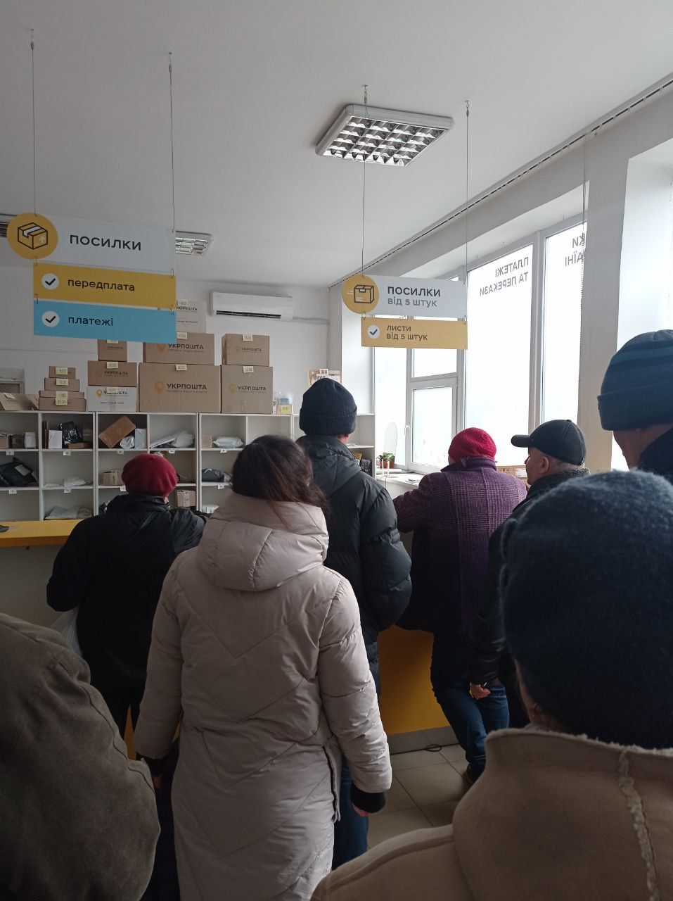 Новини Тернополя - фото з Черги за обміном лампочок: ми перевірили, чи легко це зробити у Тернополі