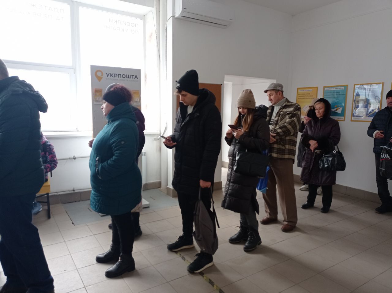 Новини Тернополя - фото з Черги за обміном лампочок: ми перевірили, чи легко це зробити у Тернополі