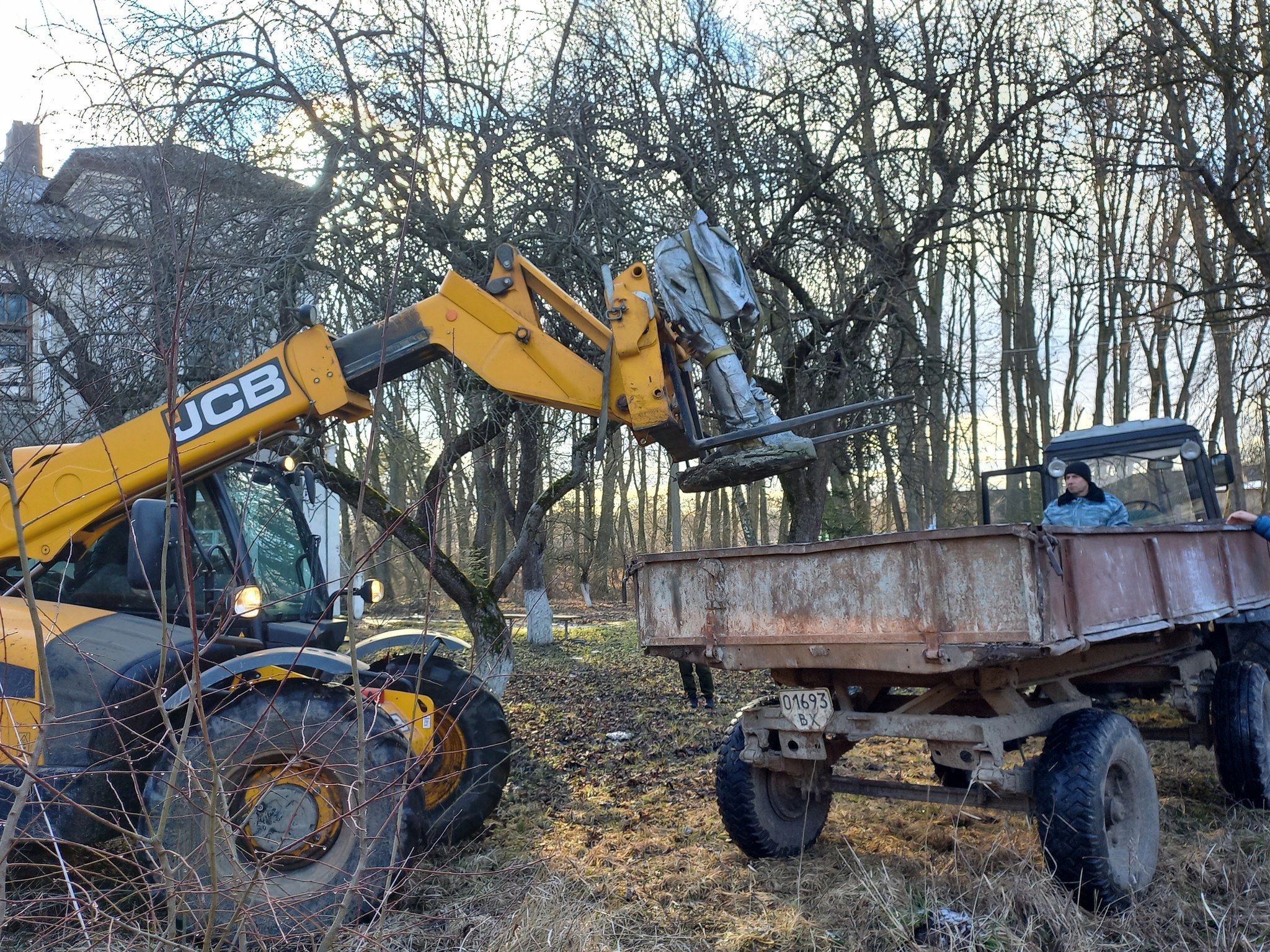 Новини Хмельницького - фото з На Кам’янеччині демонтували пам’ятник Суворову  (ФОТО)