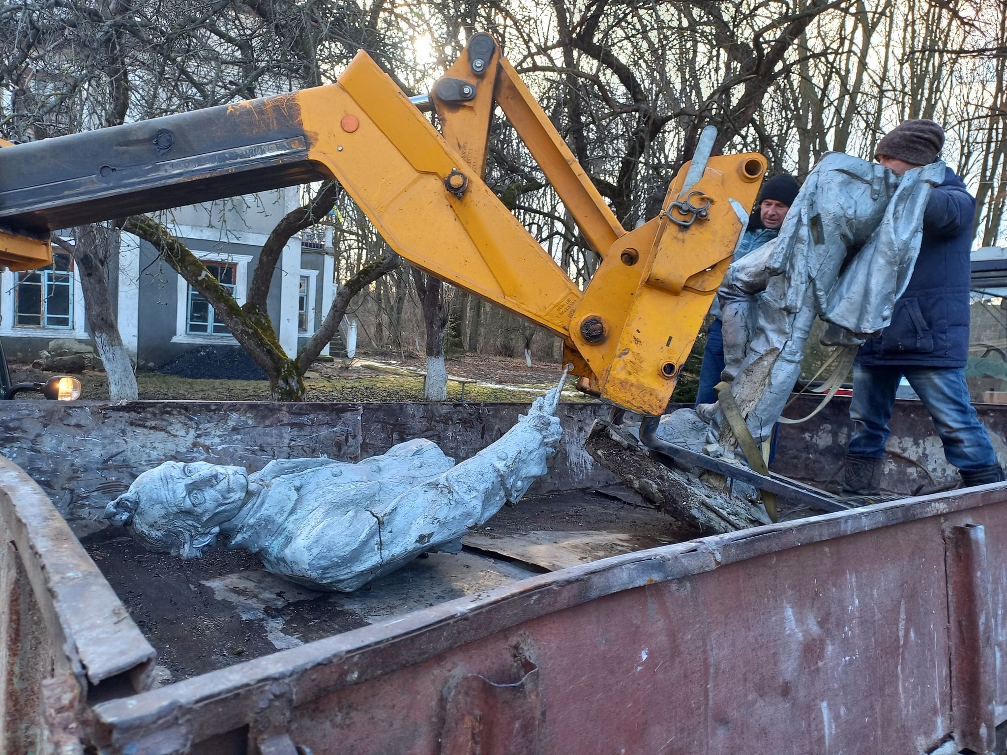 Новини Хмельницького - фото з На Кам’янеччині демонтували пам’ятник Суворову  (ФОТО)