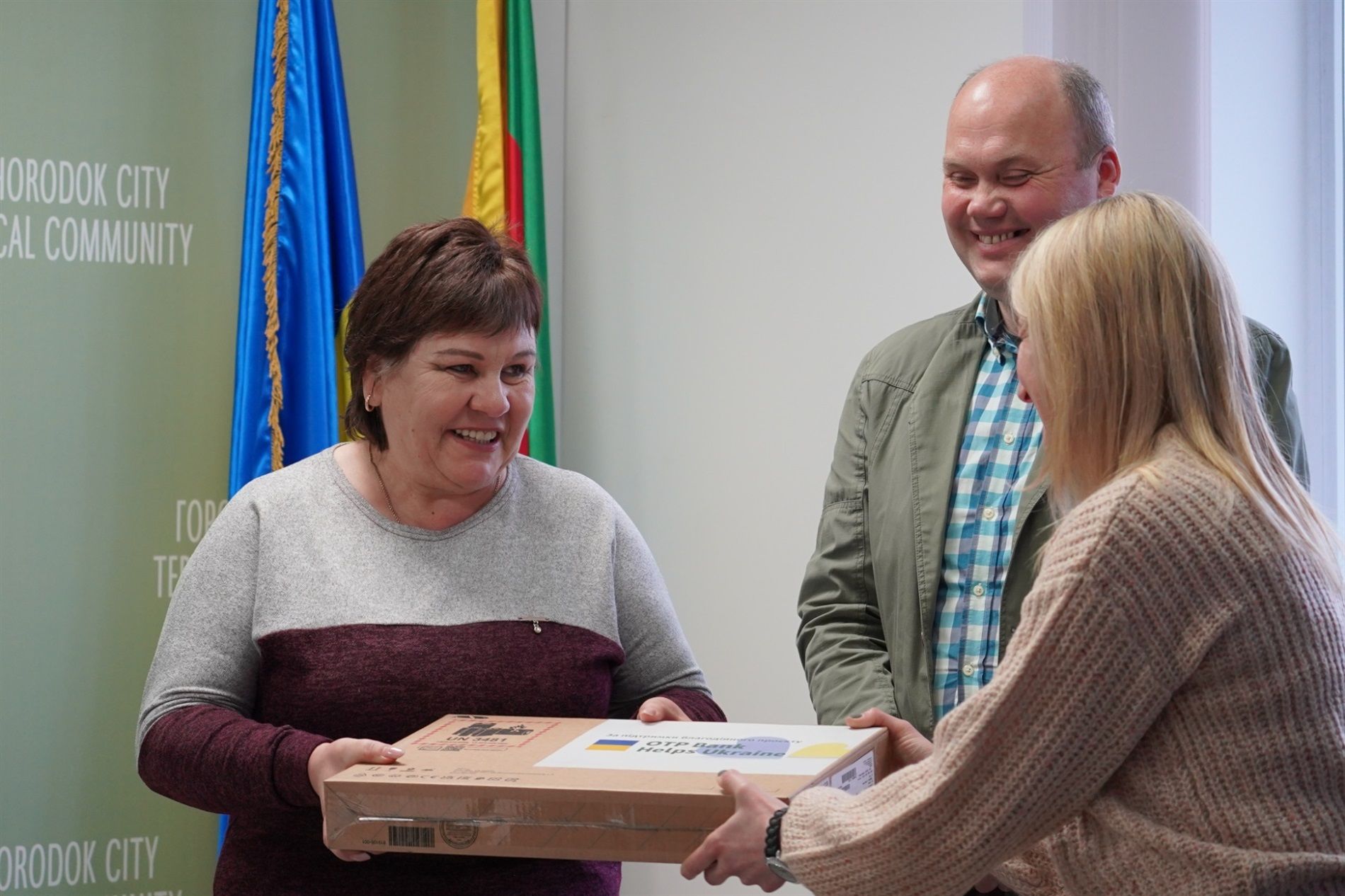 Новини Хмельницького - фото з Вчителі-переселенці з Городка отримали нові ноутбуки