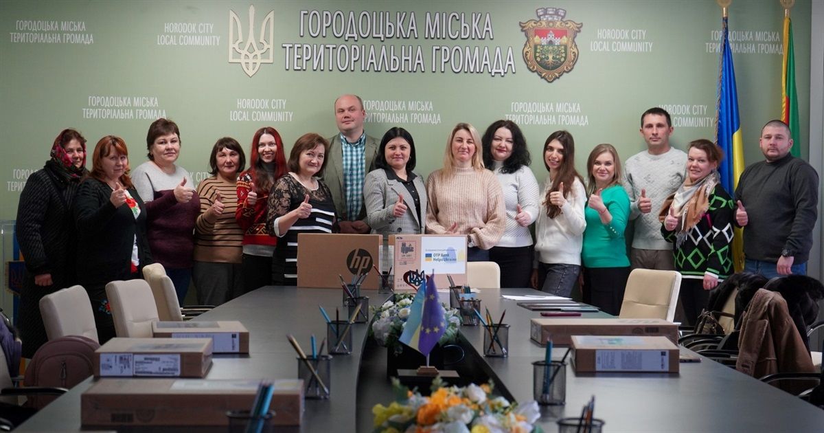 Новини Хмельницького - фото з Вчителі-переселенці з Городка отримали нові ноутбуки