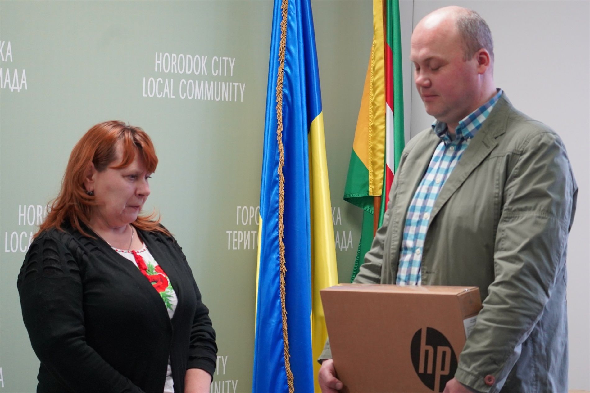 Новини Хмельницького - фото з Вчителі-переселенці з Городка отримали нові ноутбуки