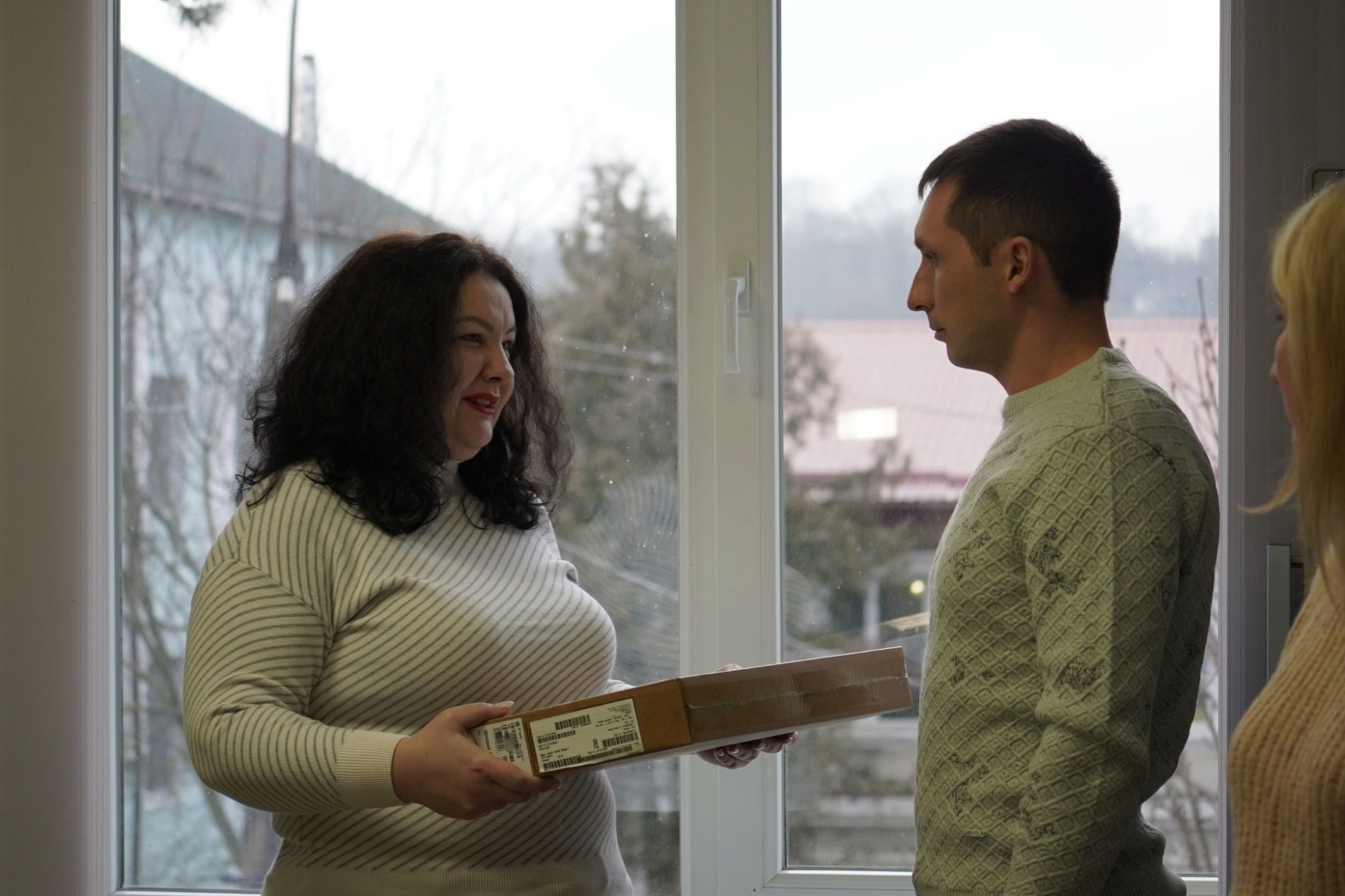 Новини Хмельницького - фото з Вчителі-переселенці з Городка отримали нові ноутбуки