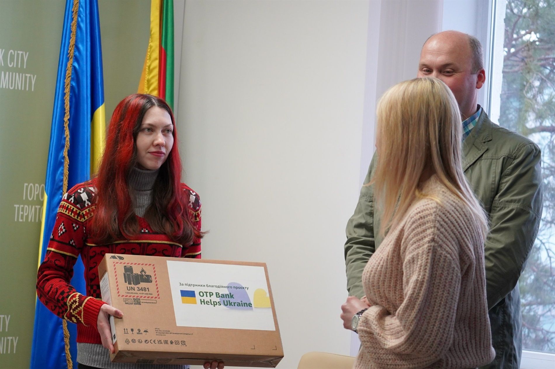 Новини Хмельницького - фото з Вчителі-переселенці з Городка отримали нові ноутбуки