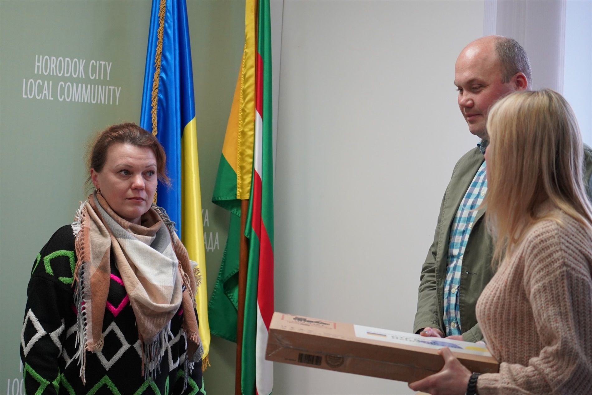 Новини Хмельницького - фото з Вчителі-переселенці з Городка отримали нові ноутбуки