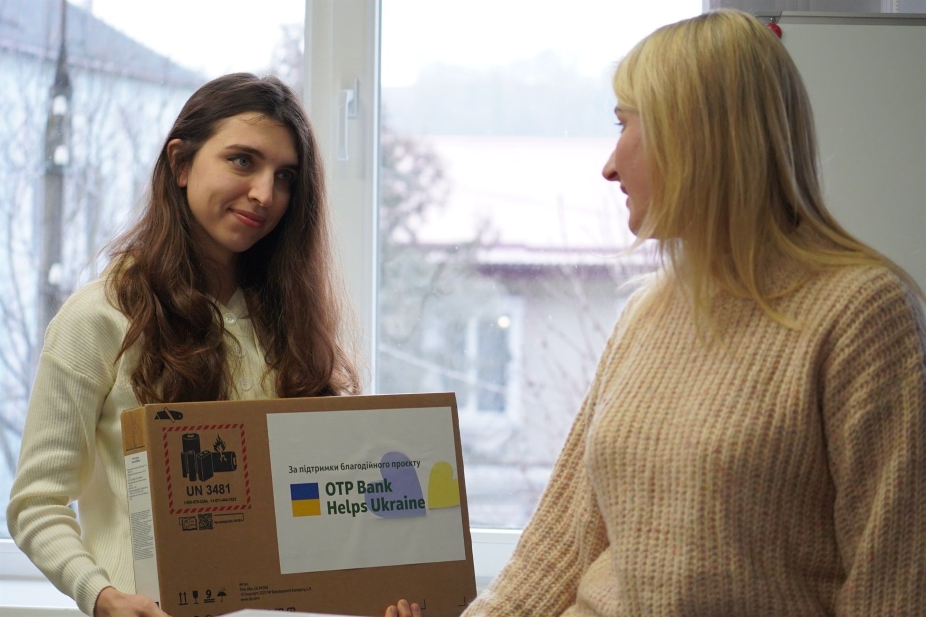 Новини Хмельницького - фото з Вчителі-переселенці з Городка отримали нові ноутбуки