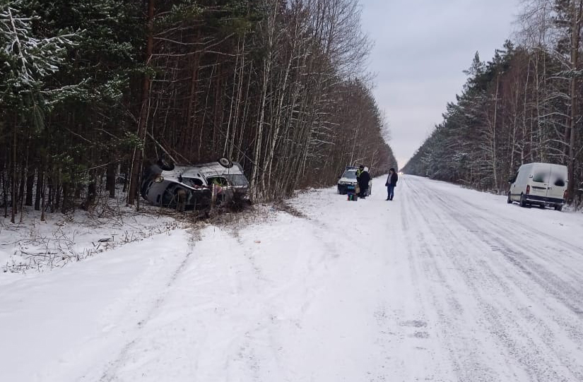 Новини Житомира - фото з На автодорозі Дубрівка-Висока Піч автомобіль злетів у кювет: травмувалися двоє дітей та троє дорослих звягельська поліція розслідує дтп, в якій травмувалися двоє дітей та троє дорослих