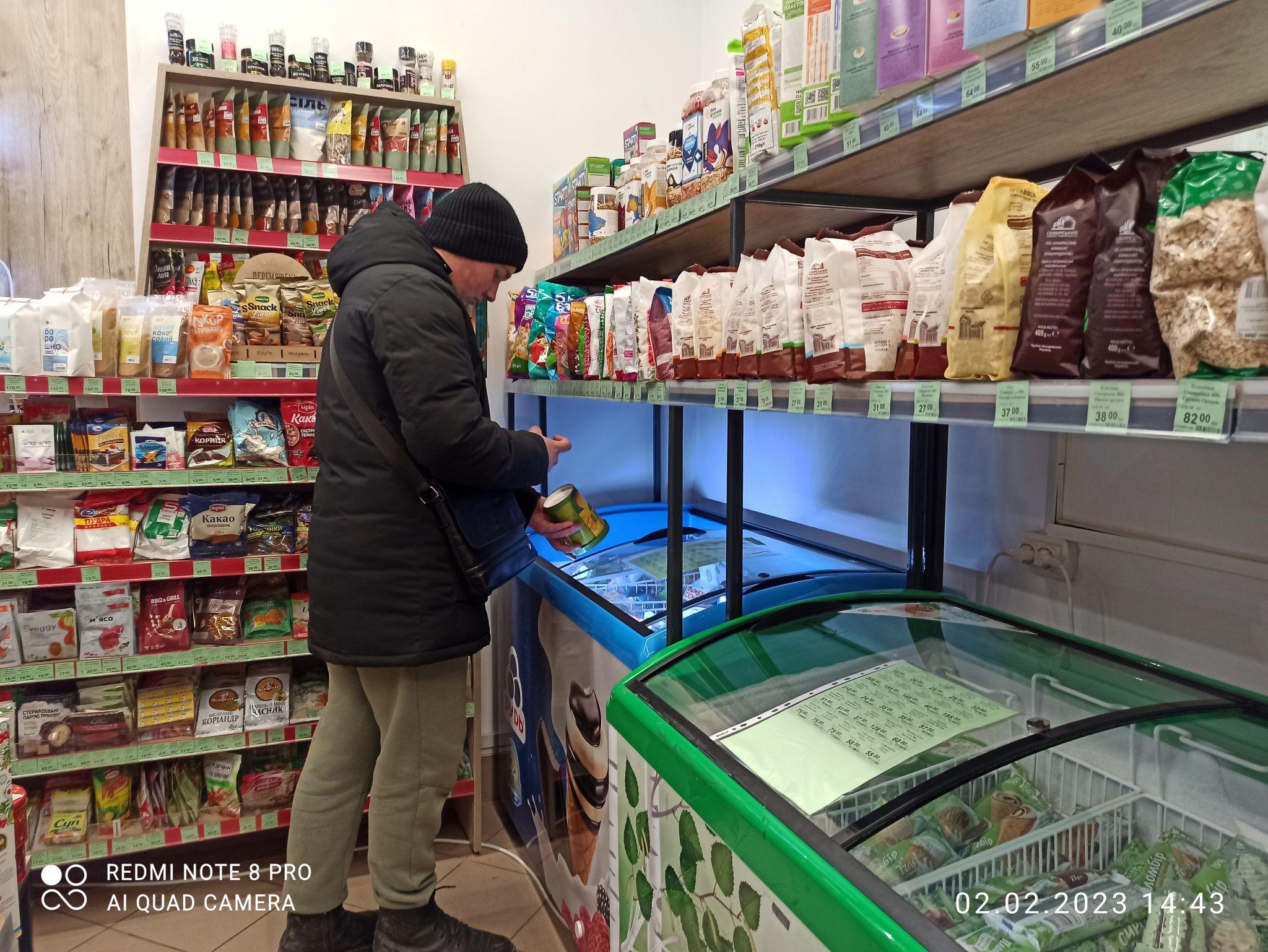 Новини Тернополя - фото з Надірвані упаковки та сліди рідини. Ми перевірили, у якому стані заморожені продукти в магазинах