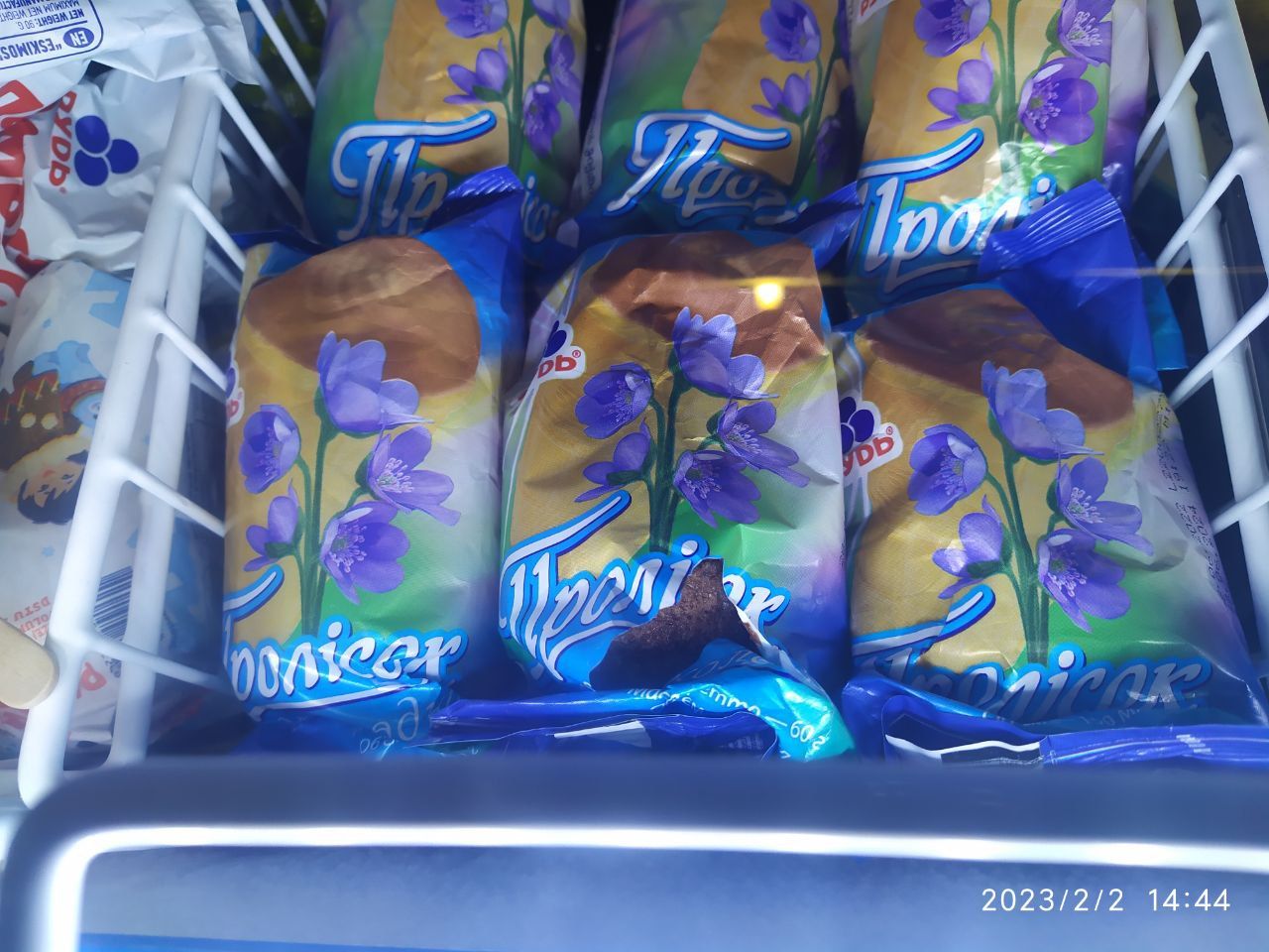 Новини Тернополя - фото з Надірвані упаковки та сліди рідини. Ми перевірили, у якому стані заморожені продукти в магазинах