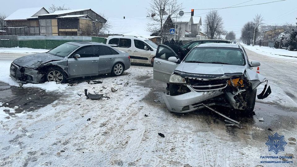 На зображенні може бути: автомобіль, сніг та дорога