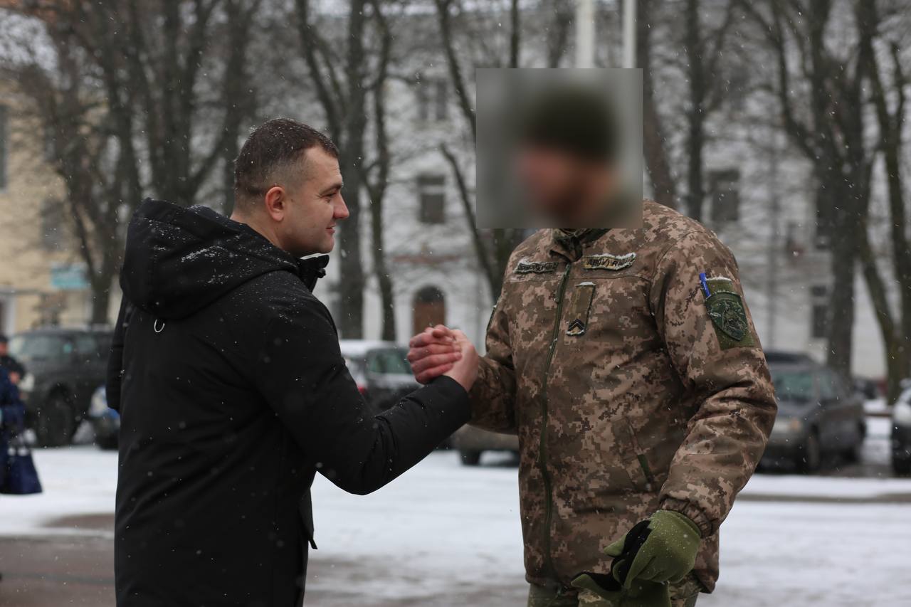 Новини Хмельницького - фото з Хмельничани передали захисникам 6 військових вантажівок