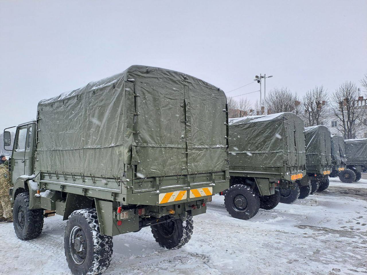 Новини Хмельницького - фото з Хмельничани передали захисникам 6 військових вантажівок