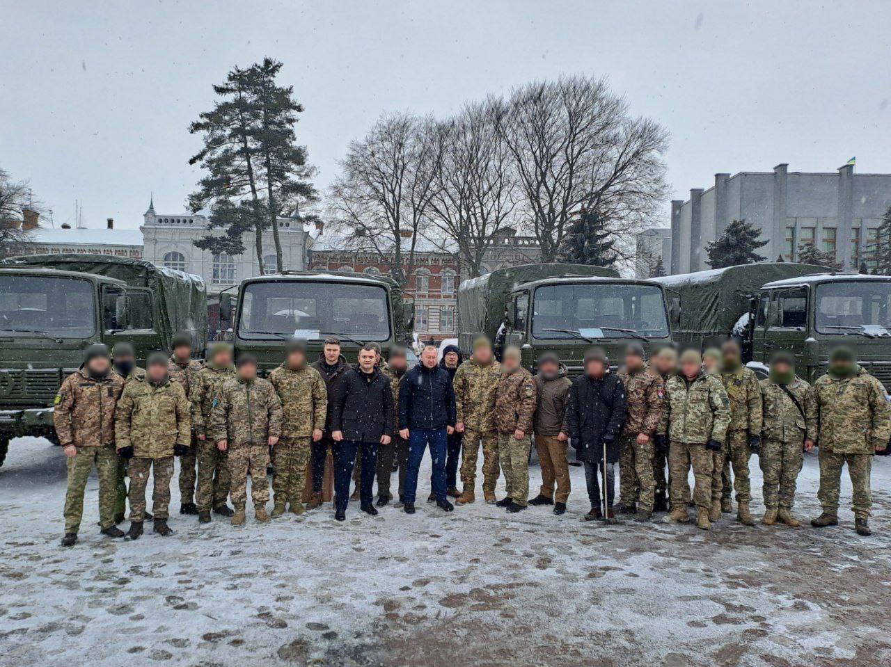 Новини Хмельницького - фото з Хмельничани передали захисникам 6 військових вантажівок