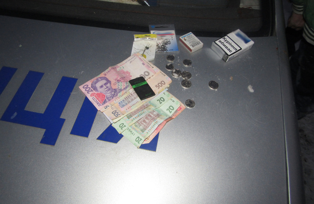 позбиткувався і… заснув на зупинці: на житомирщині поліцейські затримали підозрюваного у грабежі