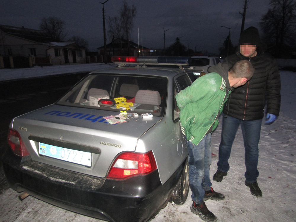позбиткувався і… заснув на зупинці: на житомирщині поліцейські затримали підозрюваного у грабежі