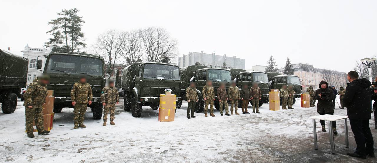Новини Хмельницького - фото з Хмельничани передали захисникам 6 військових вантажівок