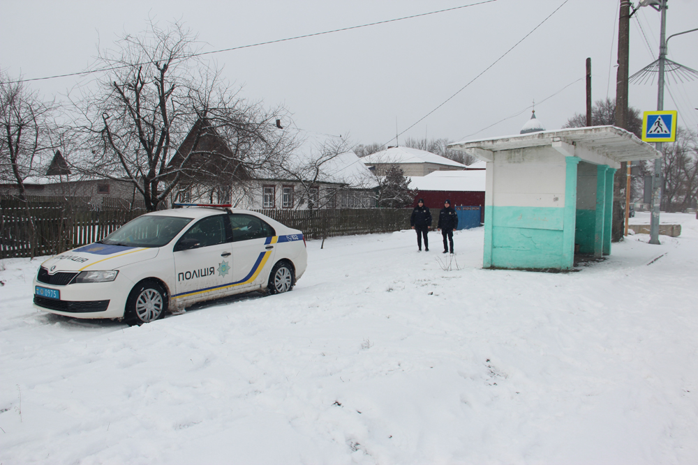 позбиткувався і… заснув на зупинці: на житомирщині поліцейські затримали підозрюваного у грабежі