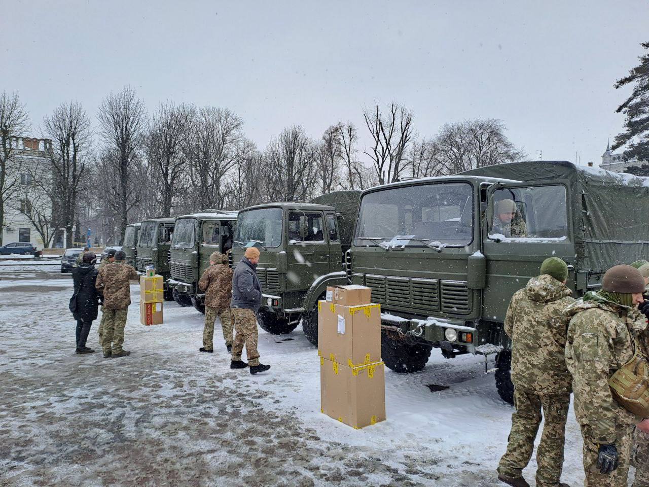 Новини Хмельницького - фото з Хмельничани передали захисникам 6 військових вантажівок