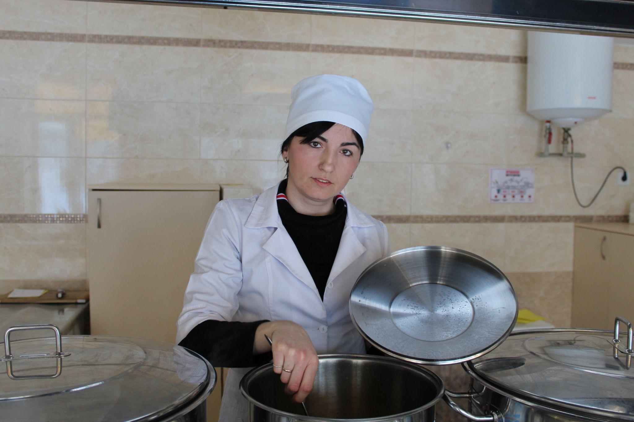 Новини Тернополя - фото з О третій ночі кухарі йдуть на роботу, аби діти не були голодні. Репортаж із кухні в школі та дитсадку