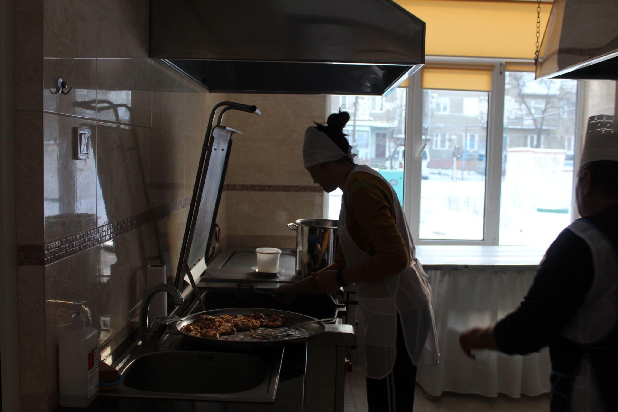 Новини Тернополя - фото з О третій ночі кухарі йдуть на роботу, аби діти не були голодні. Репортаж із кухні в школі та дитсадку