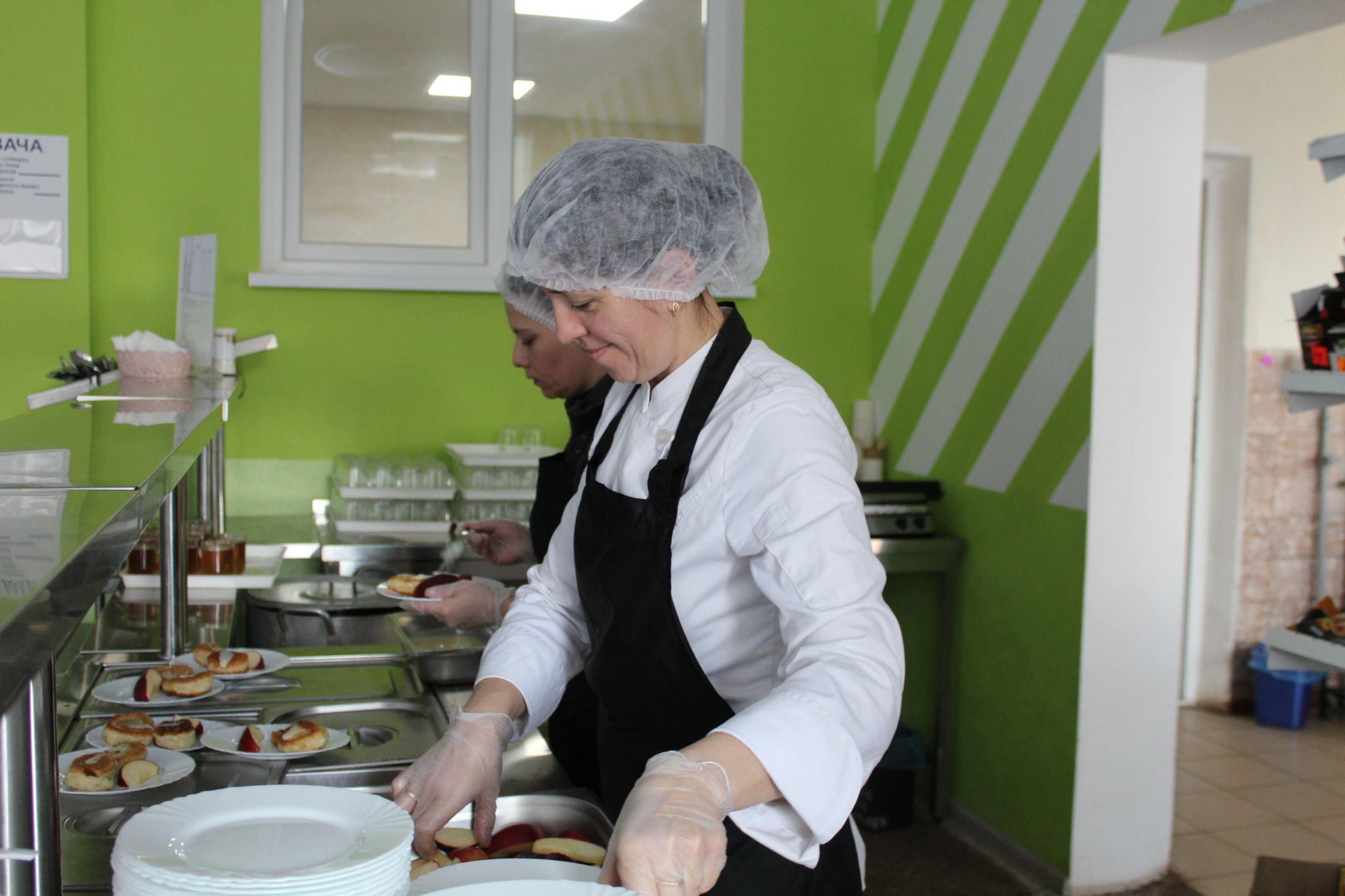 Новини Тернополя - фото з О третій ночі кухарі йдуть на роботу, аби діти не були голодні. Репортаж із кухні в школі та дитсадку