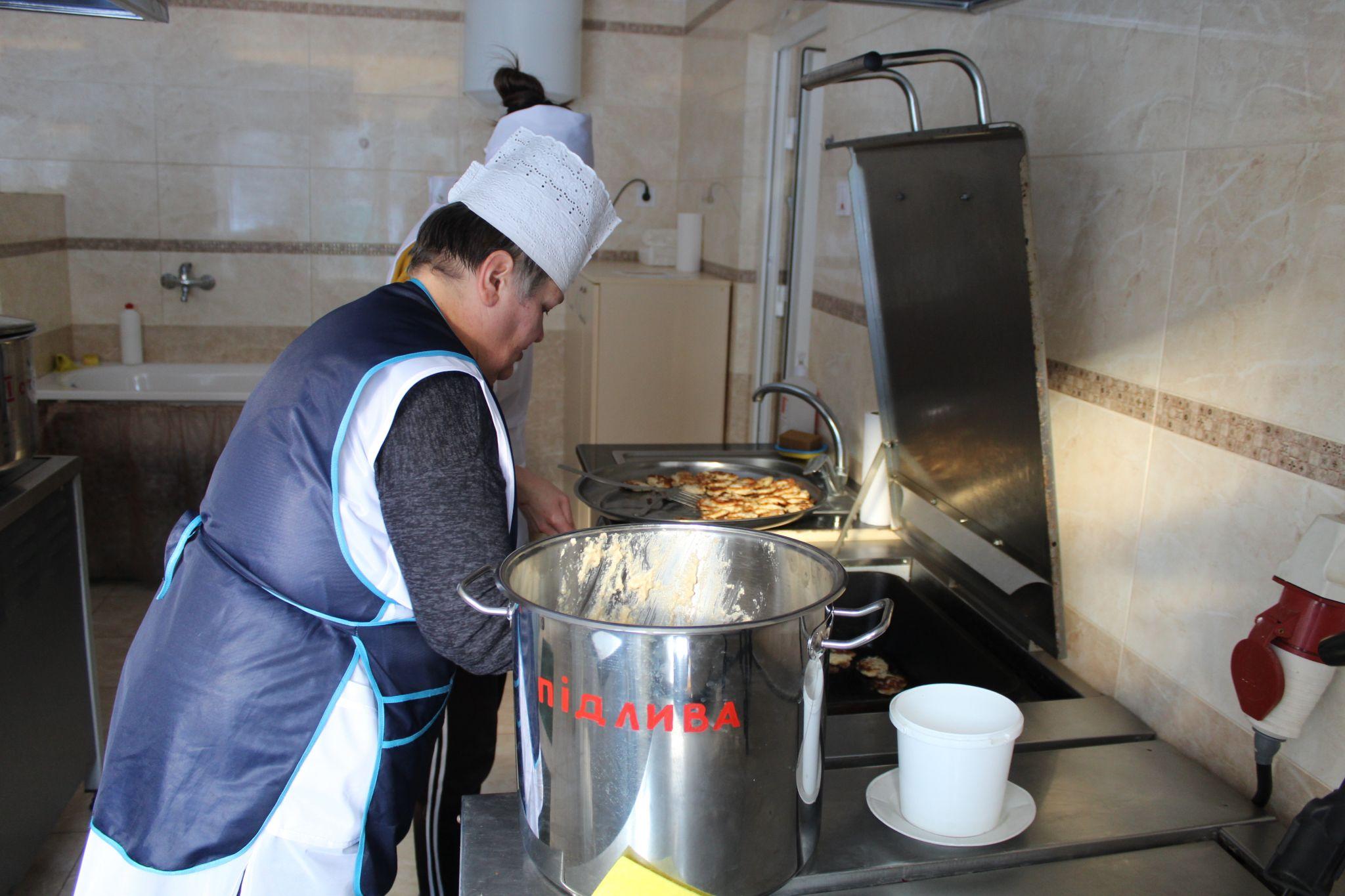 Новини Тернополя - фото з О третій ночі кухарі йдуть на роботу, аби діти не були голодні. Репортаж із кухні в школі та дитсадку