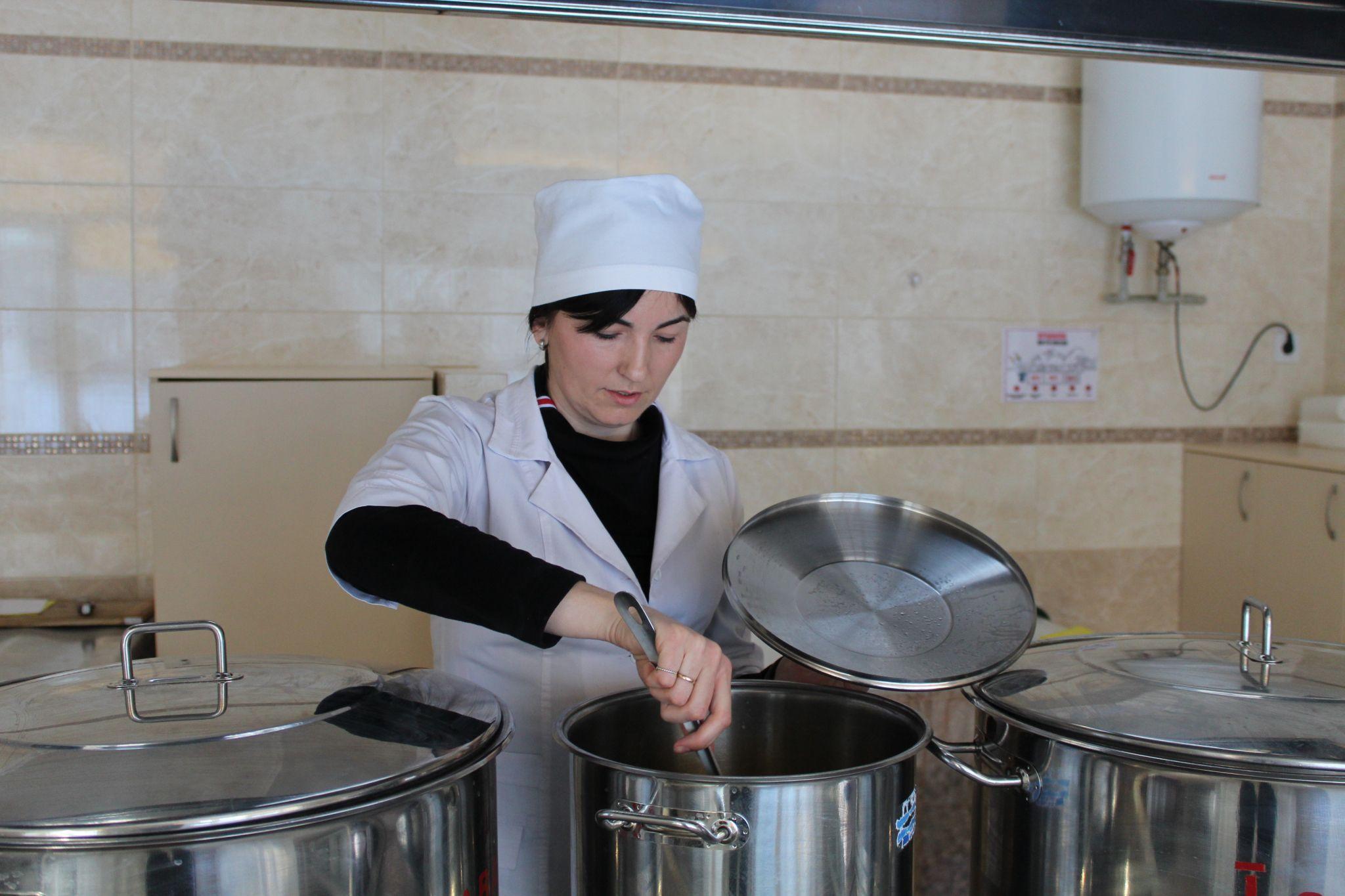 Новини Тернополя - фото з О третій ночі кухарі йдуть на роботу, аби діти не були голодні. Репортаж із кухні в школі та дитсадку