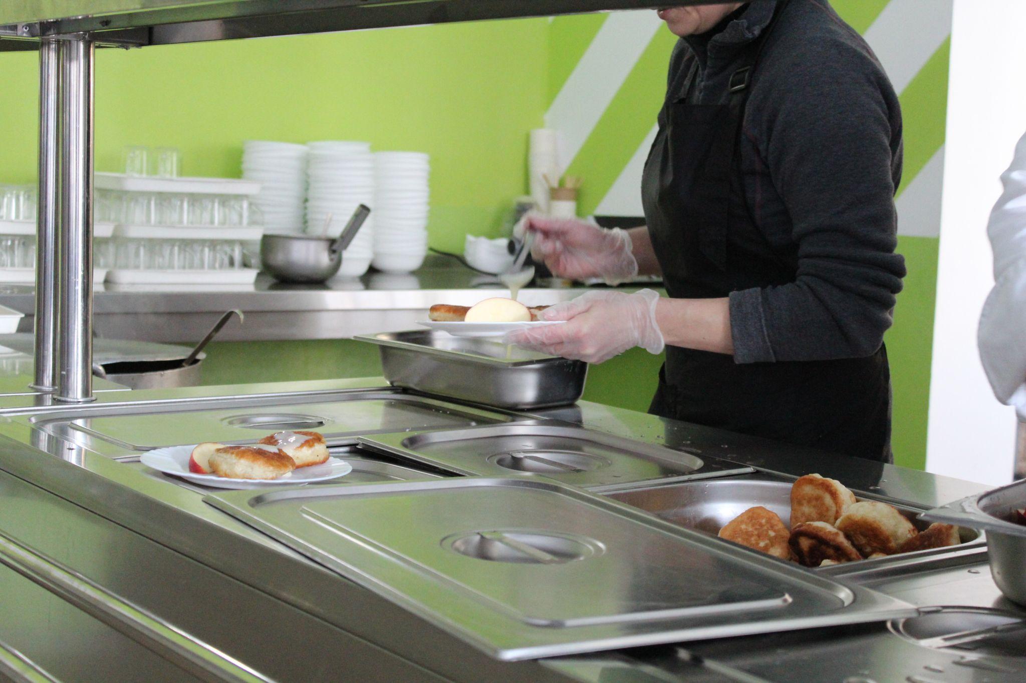 Новини Тернополя - фото з О третій ночі кухарі йдуть на роботу, аби діти не були голодні. Репортаж із кухні в школі та дитсадку