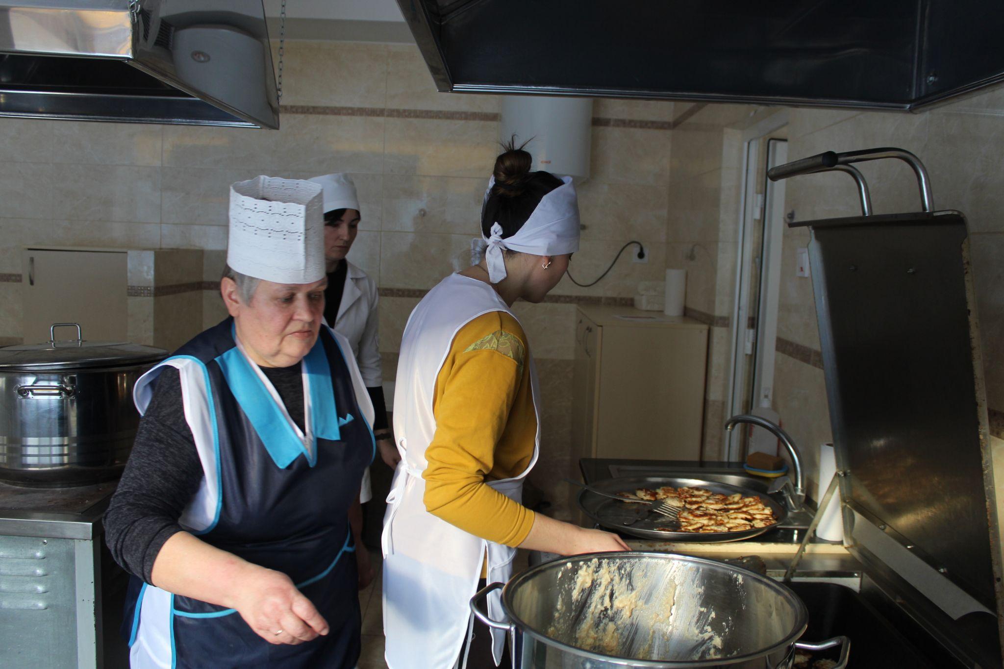 Новини Тернополя - фото з О третій ночі кухарі йдуть на роботу, аби діти не були голодні. Репортаж із кухні в школі та дитсадку