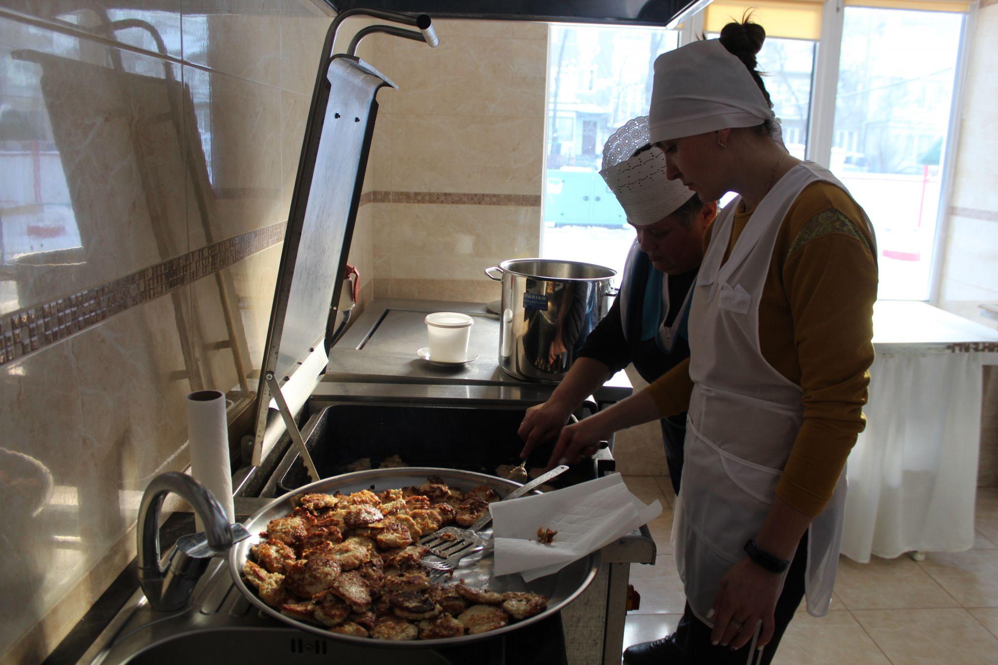 Новини Тернополя - фото з О третій ночі кухарі йдуть на роботу, аби діти не були голодні. Репортаж із кухні в школі та дитсадку