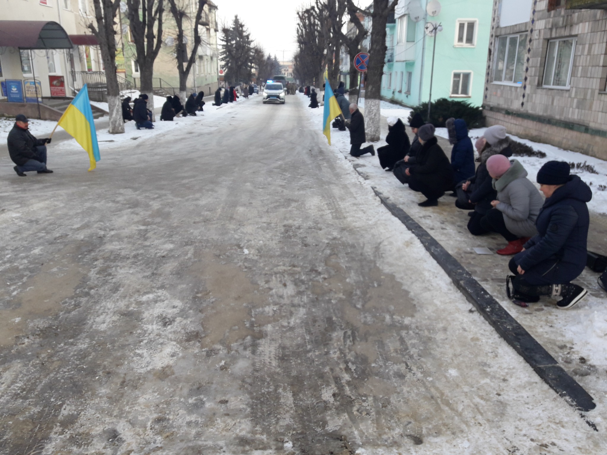 На зображенні може бути: 12 людей, люди стоять, вулиця та дорога