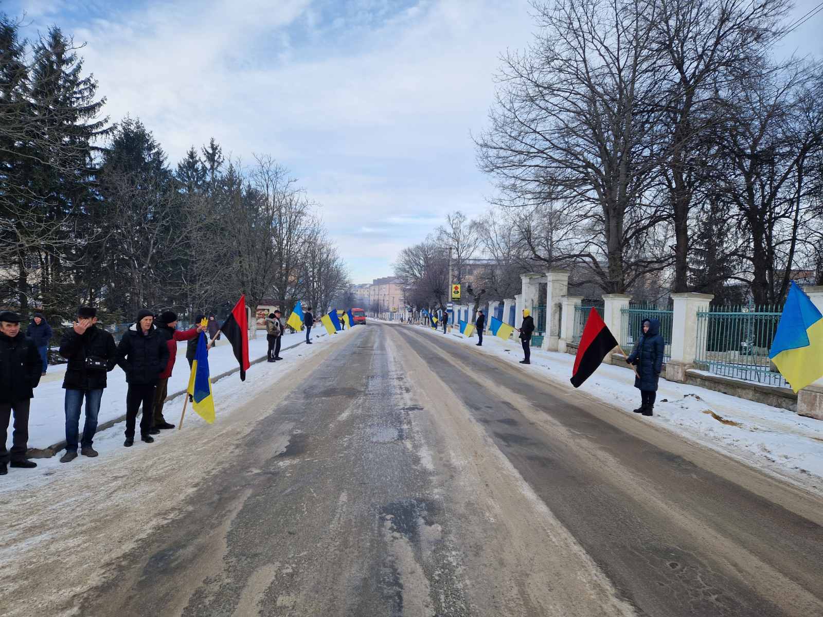 На зображенні може бути: 10 людей, люди стоять, сніг, дорога та дерево