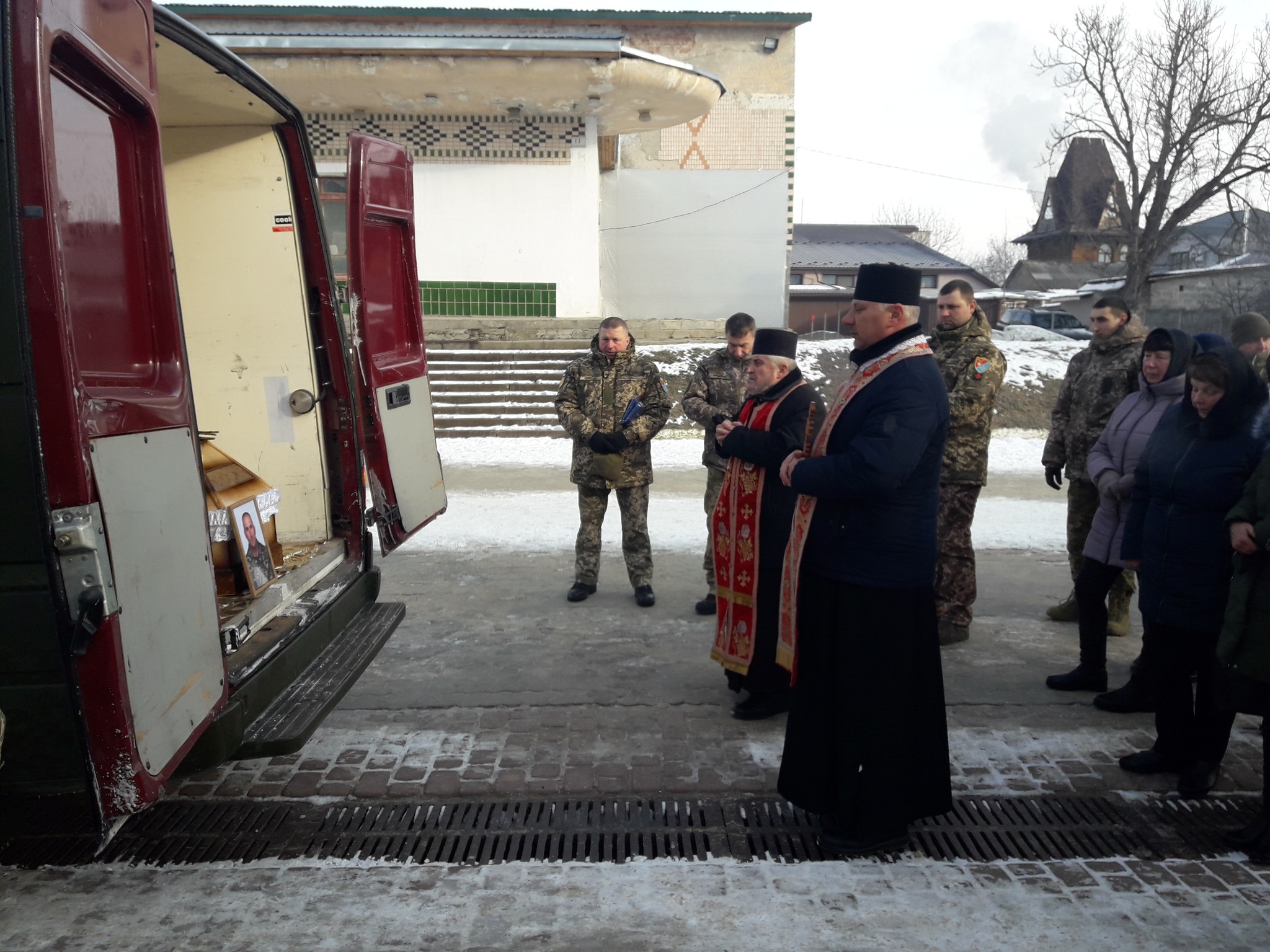 На зображенні може бути: 5 людей, люди стоять та на відкритому повітрі