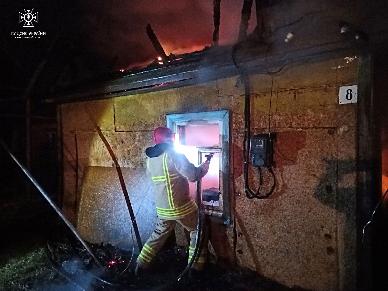 Новини Житомира - фото з У Коростені під час пожежі у власному будинку господар отримав численні опіки