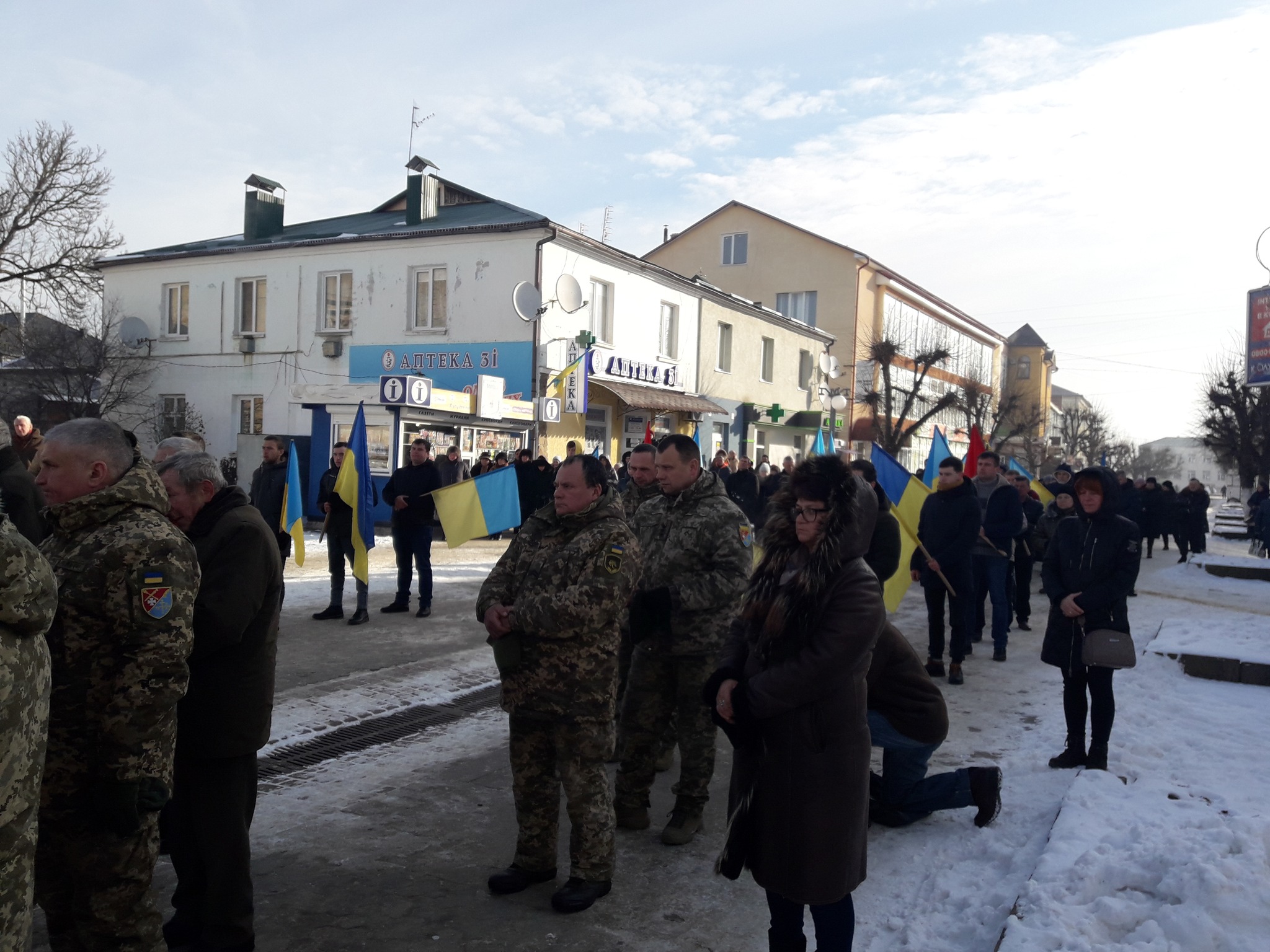На зображенні може бути: 15 людей, люди стоять та на відкритому повітрі